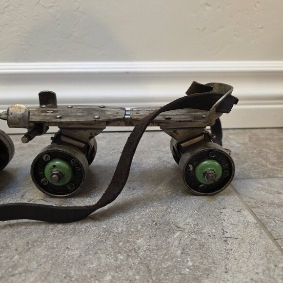 Vintage 1950's Chicago Metal Adjustable Roller Skates with key - Picture 7 of 12